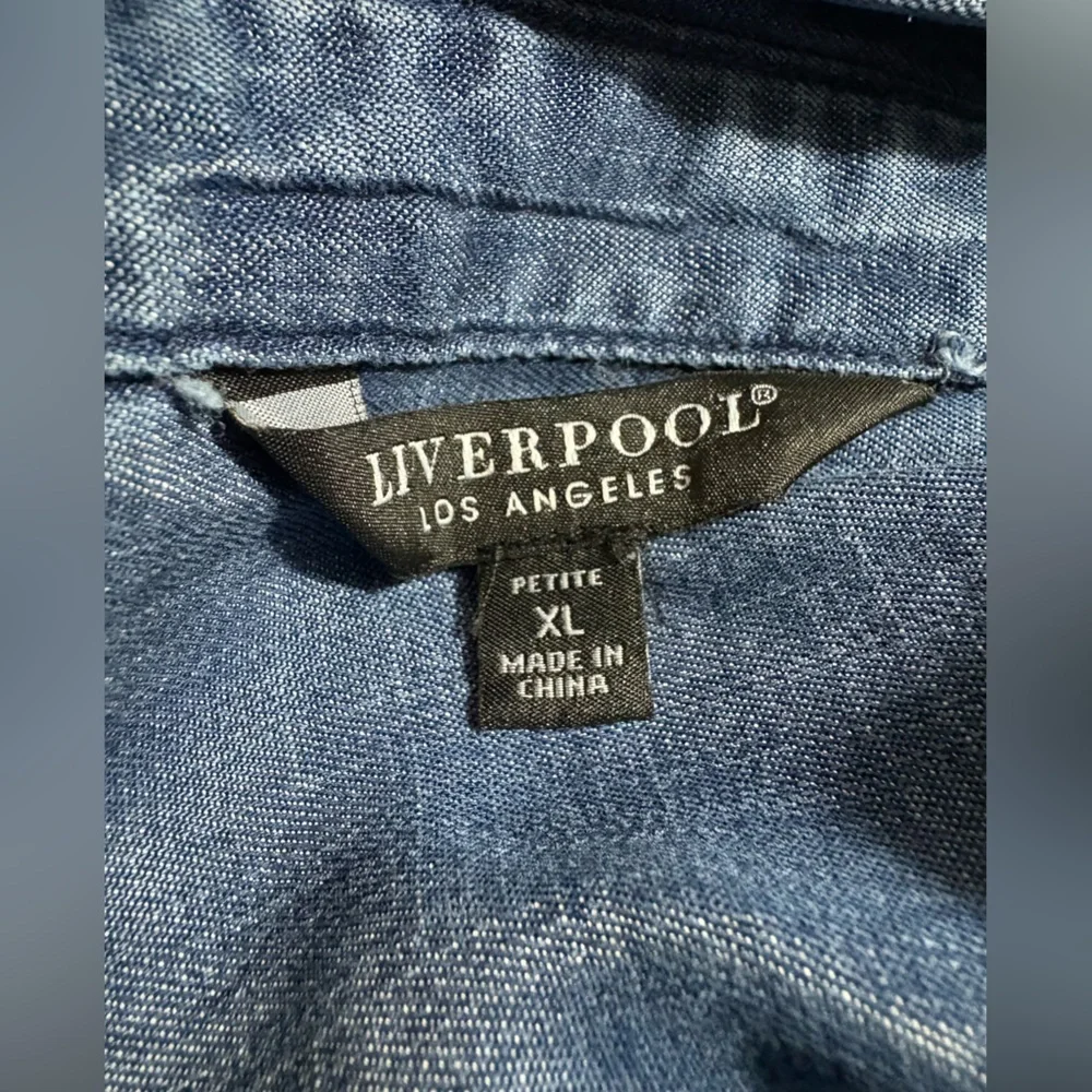 NWT Liverpool Crenshaw Collared Camp Shirt Chambray Hi-Low Summer‎ Casual